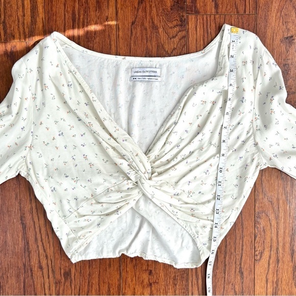 Urban Outfitters Madison Twist-Front Dainty Floral  Off White Cropped Blouse - Picture 12 of 13